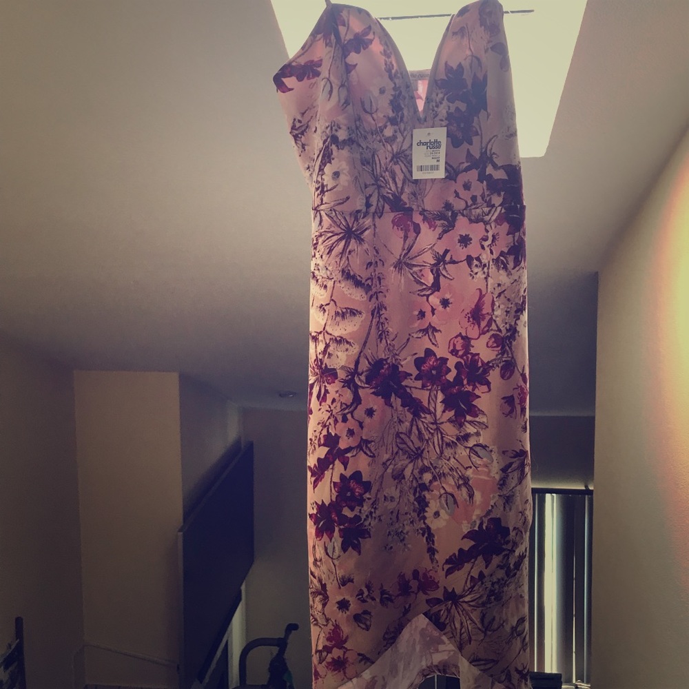 Woman’s bodycon floral dress, size medium!
